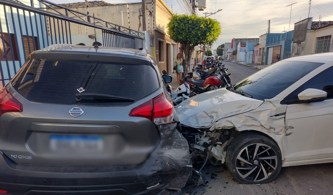 Câmeras de segurança flagram acidente envolvendo dois veículos de passeio e sete motos, em Arapiraca