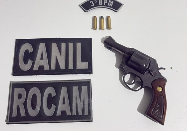 PM apreende revólver em residência e homem diz que recebeu R$ 700 para guardar arma, em Arapiraca