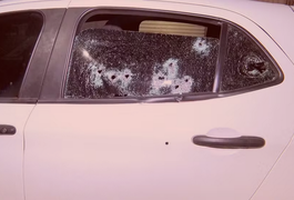 Criança morre baleada após carro da família ser atacado por engano durante troca de tiros entre facções no ES