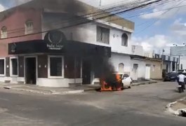 Carro pega fogo e assusta moradores e pedestres em Arapiraca