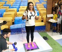 Marta se torna a 1ª mulher a ter os pés na Calçada da Fama do Maracanã