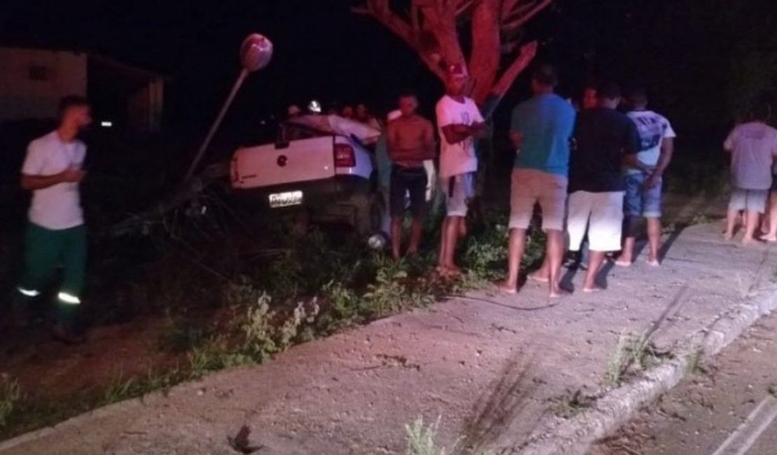 Duas pessoas ficam feridas após carro bater em poste na AL-220