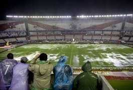Com gramado alagado, jogo entre Argentina e Brasil é adiado para hoje
