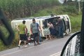 Van do transporte complementar tomba na AL-105 e deixa três pessoas feridas no Norte de Alagoas