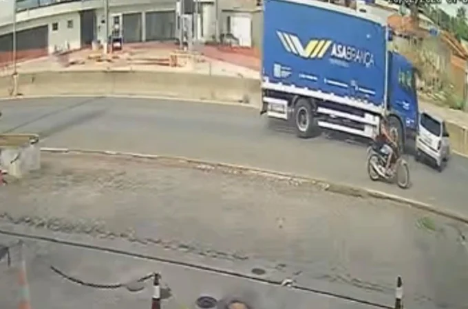 Câmera de segurança flagra colisão entre carro e caminhão que resultou em capotamento, em Arapiraca; assista