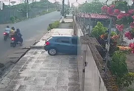 Câmeras flagram assalto a motorista na saída de garagem neste sábado, em Maceió