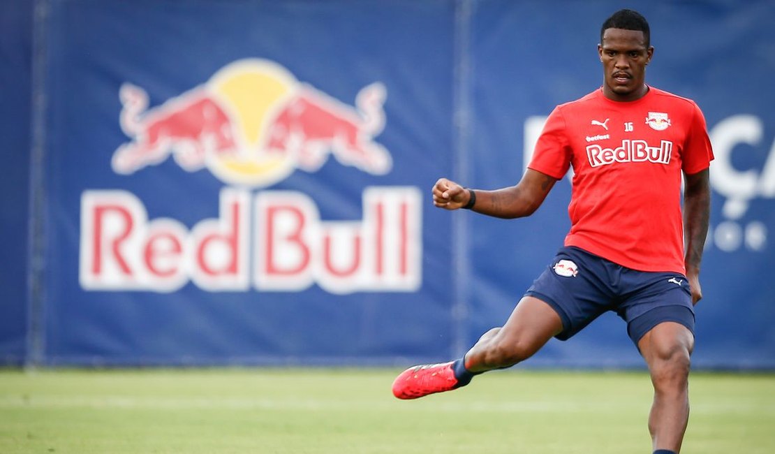 Bragantino multa zagueiro por fala machista contra árbitra