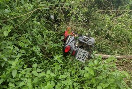 Motocicleta roubada de policial militar é encontrada sem as duas rodas em matagal de Arapiraca