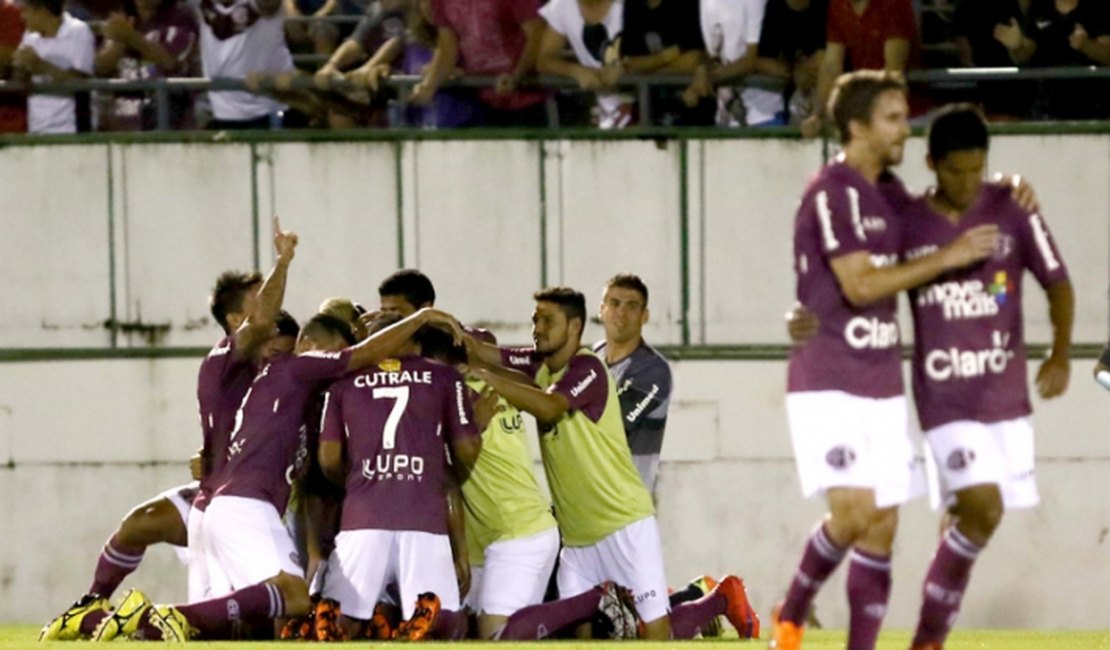 Ferroviária dá trabalho e Timão perde 100%, mas arranca empate