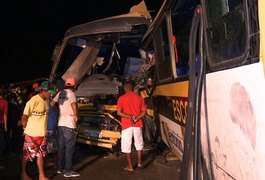 Apenas uma vítima de acidente com ônibus escolares permanece internada em Arapiraca