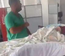 Filho mobiliza ambulância e leva mãe de 93 anos em maca a Banco para retirar cartão de INSS