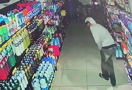 Supermercado é arrombado e tem R$ 1.800 em mercadorias roubadas; crime foi flagrado por câmeras de segurança