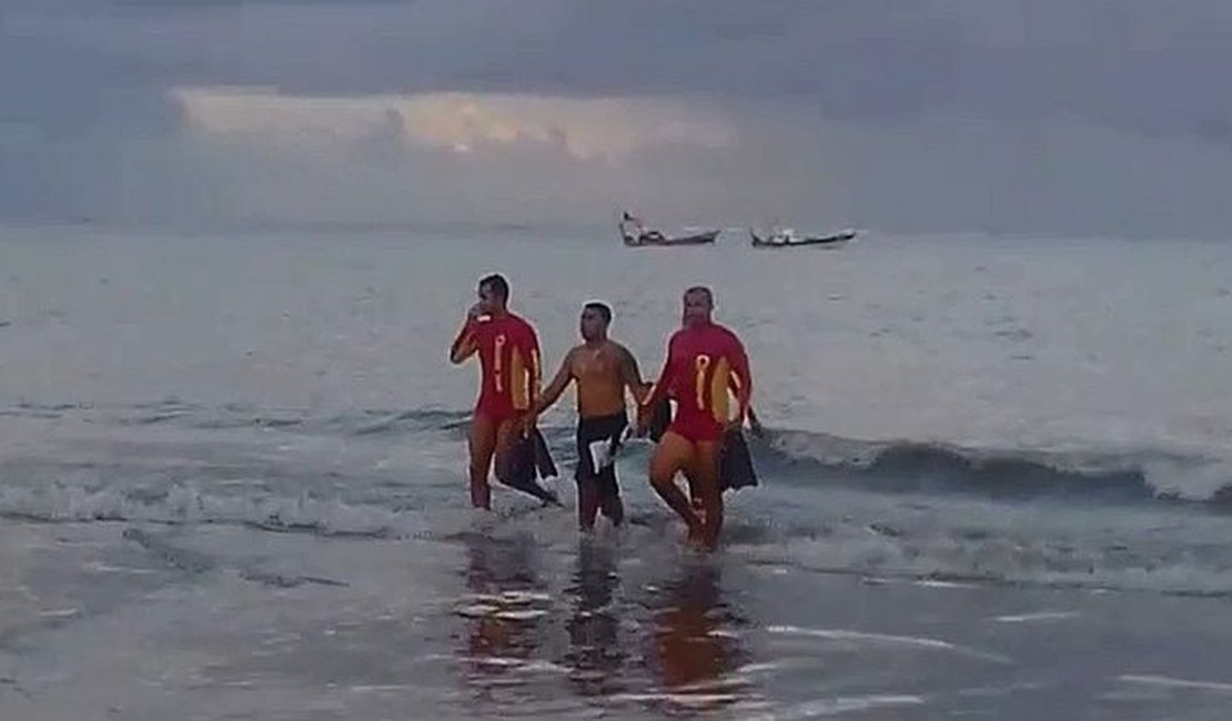 Bombeiros resgatam suspeito de roubo após fuga pelo mar, em Maceió