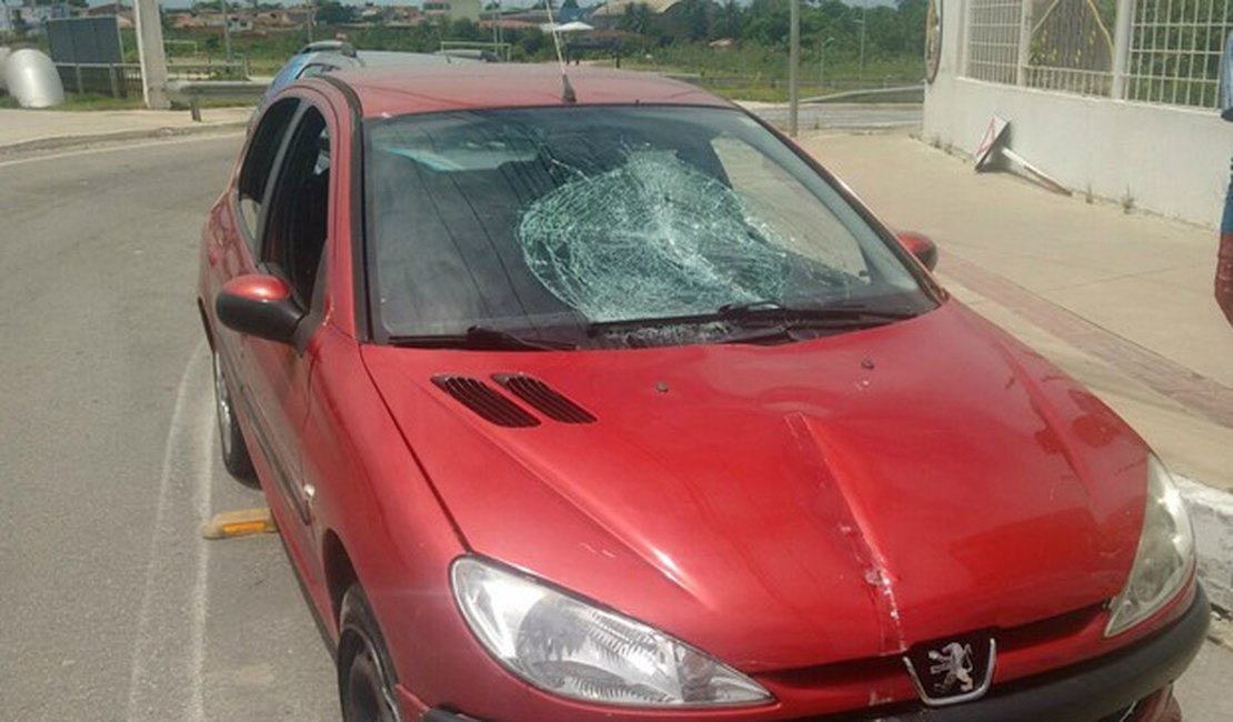 Condutor sem CNH foge de blitz e provoca acidente em Maceió