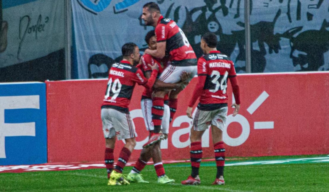 Flamengo goleia o Grêmio com brilho de contestados e encaminha vaga na semifinal da Copa do Brasil