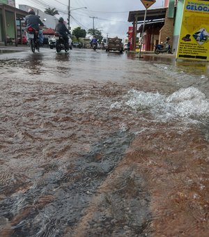 VÍDEO. Vazamento na calçada provoca alagamento em trecho da rua Expedicionário Brasileiro, na Baixa Grande