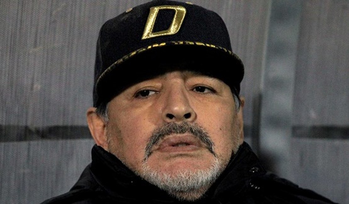 Com sangramento no estômago, Maradona é internado em hospital de Buenos Aires