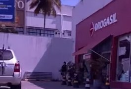 Funcionário de farmácia é feito refém durante assalto em Maceió; VEJA OS VÍDEOS