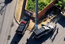 Policial civil fica ferido após colidir viatura contra poste no bairro Eldorado