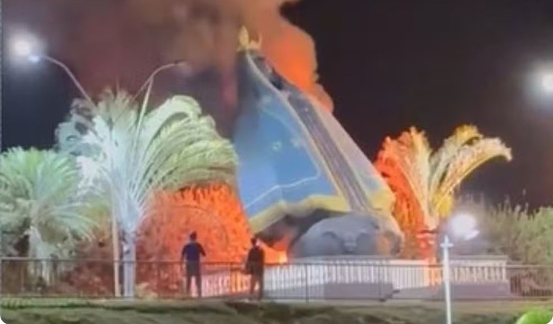 VÍDEO: Monumento de Nossa Senhora Aparecida desaba durante incêndio em Goiás