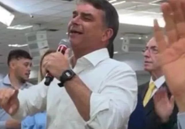 Flávio Bolsonaro deixa o Brasil e aliado de Trump anuncia chegada aos EUA 'em segurança'