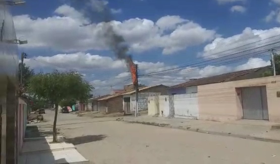 Vídeo. Fiação pega fogo em poste e assusta moradores, em Arapiraca