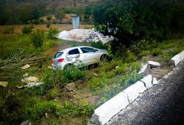 Caminhoneiro reage a tentativa de assalto e joga caminhão em cima de assaltantes no Sertão