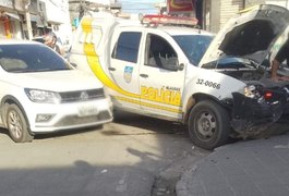 Motorista avança placa de pare e carro atinge viatura do pelotão de Águias do 3° BPM; uma pessoa ficou ferida
