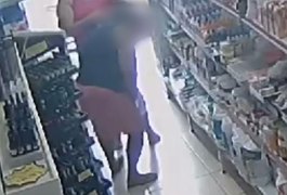 VÍDEO: Mulher esconde lixadeira elétrica para unhas debaixo da saia em loja de Arapiraca