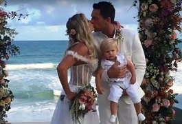 Vídeo: Enrico rouba a cena como pajem no casamento da mãe, Karina Bacchi, em AL