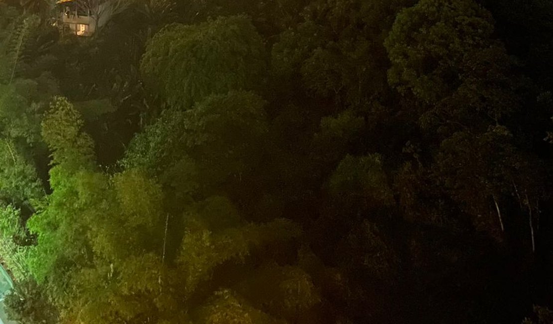 Incêndio de grandes proporções em antigo lixão deixa homem ferido, em Maceió