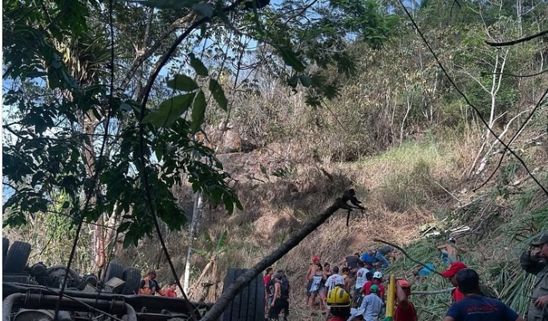 Imagens mostram acidente grave de ônibus que caiu de ribanceira na Serra da Barriga; número de feridos ainda é desconhecido