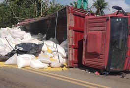 Caminhão carregado com sacos de ração tomba na zona rural de Taquarana