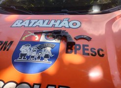 Polícia Militar apreende revólver e recupera materiais roubados em Maceió
