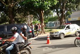 Motociclista avança sinal e colide em veículos em Arapiraca
