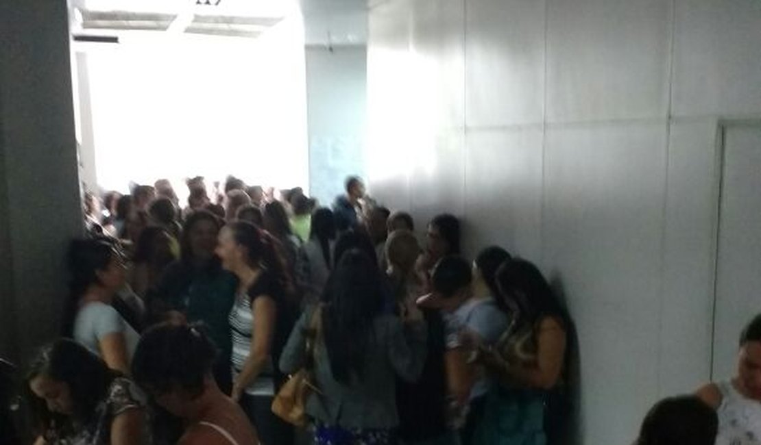 Servidores da Educação realizam novo protesto na Prefeitura de Arapiraca
