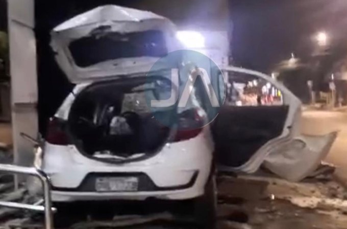 Acidente durante perseguição policial deixa motorista ferido e rastro de destruição, no bairro Eldorado