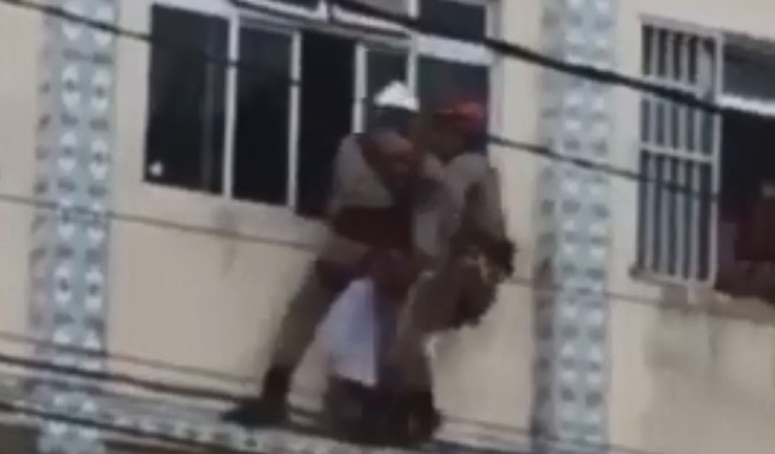 Vídeo. Bombeiros salvam idosa em tentativa de suicídio no estado de Pernambuco