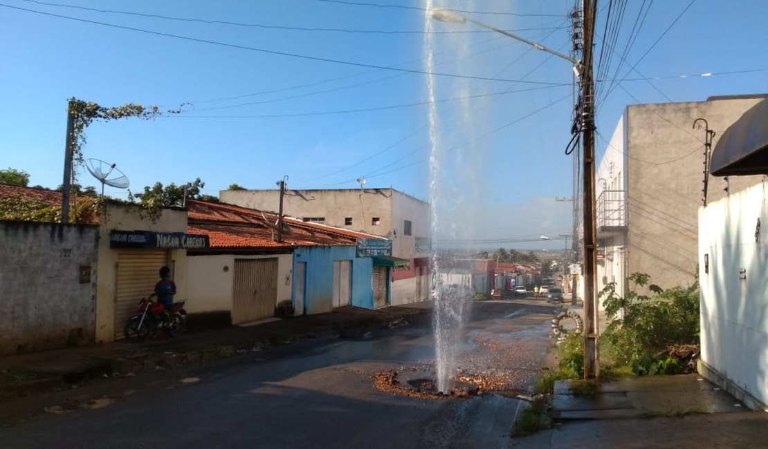 Moradores denunciam desperdício de água potável, em Arapiraca