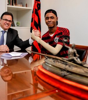 Vítima do incêndio no Ninho, Jhonata Ventura assina primeiro contrato profissional com o Flamengo
