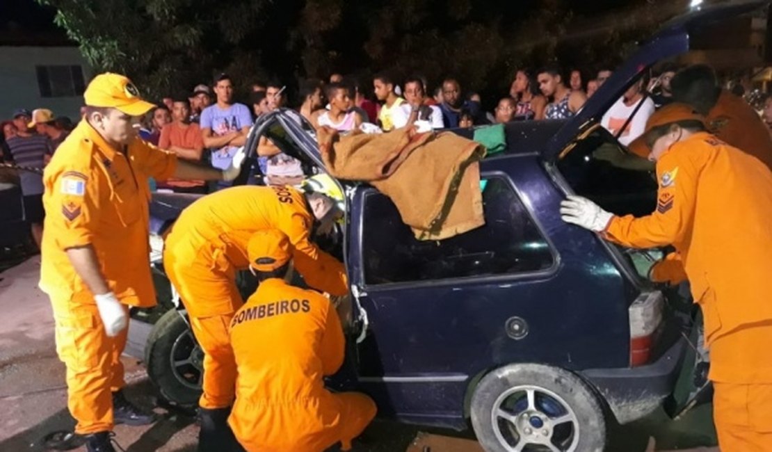 Colisão entre carros deixa motorista ferido e preso às ferragens na AL-101
