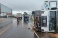 Caminhão de distribuidora tomba e derruba muro de residência na AL-110, em Arapiraca; motorista ficou ferido