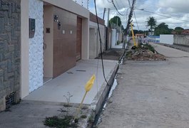 Moradores da Rua São Miguel dos Campos, no Santa Esmeralda, denunciam que poste está prestes a cair