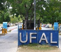 Servidores técnicos da Ufal fecham entrada da instituição em Maceió