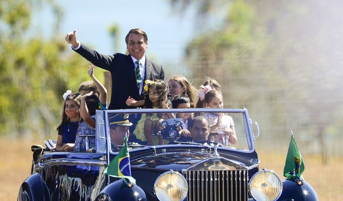 Bolsonaro cumprimenta populares em solenidade de 7 de Setembro