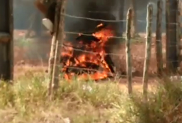 VÍDEO. Revoltado com serviço de oficina, homem ateia fogo à cinquentinha, em Arapiraca