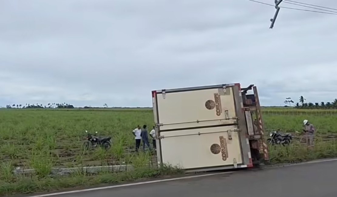 Caminhão frigorífico tomba após manobra na pista no interior de Alagoas