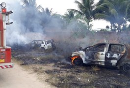 Incêndio destrói carcaças de veículos ao lado da Casa de Custódia de Arapiraca