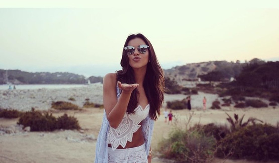 Mariana Rios esbanja charme e manda beijinho em foto
