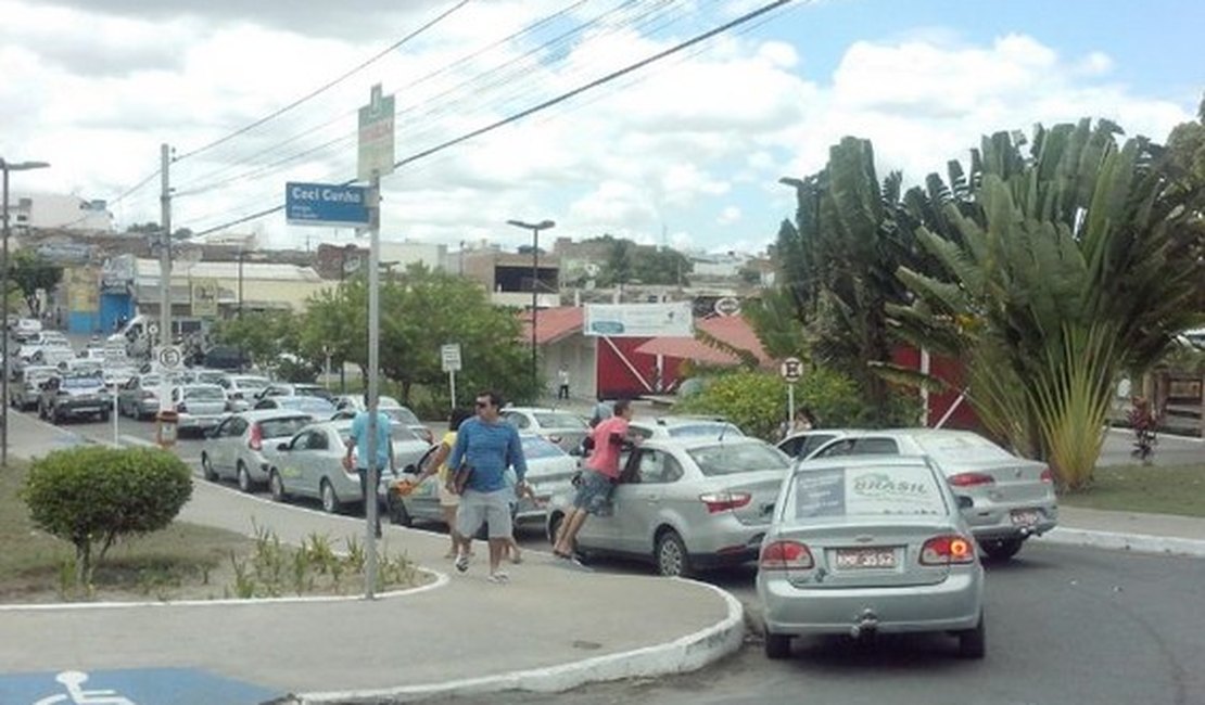 Taxista é colocado no porta-malas de veículo durante sequestro relâmpago em Arapiraca